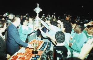 El 31 de mayo de 1989, Atlético Nacional se convirtió en el primer equipo colombiano que ganó el torneo.