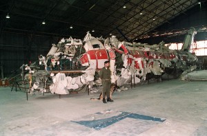 19990715-ROMA, CRO: USTICA; PAOLO GUZZANTI '' E' STATA UNA BOMBA''. FRAGALA' '' UNA BOMBA DI GHEDDAFI PER RICATTARE L'ITALIA. Una foto d'archivio dell'aereo Dc 9 dell' Itavia ricostruito nell'hangar di Pratica di Mare. ARCHIVIO/MP/ANSA