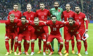 Turkey players line-up for a team photo prior to the Euro 2016 Group A qualifying soccer match against Kazakhstan in Istanbul November 16, 2014.       REUTERS/Murad Sezer (TURKEY  - Tags: SPORT SOCCER)