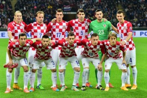 Croatia's team poses before the Euro 2016 qualifying football match Italy vs Croatia on November 16, 2014 at the San Siro stadium in Milan.  AFP PHOTO / GIUSEPPE CACACE