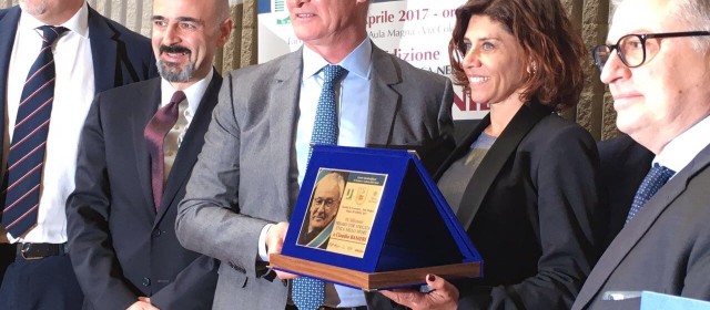 Michele Plastino premia Claudio Ranieri a Tor Vergata
