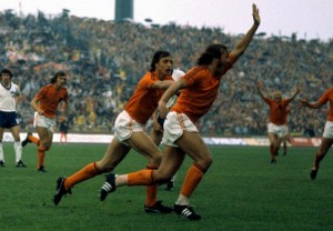 Olanda-Germania-Est-2-0-Neeskens-apre-le-marcature