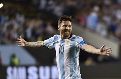 MESSI, TRIPLETE A MARADONA