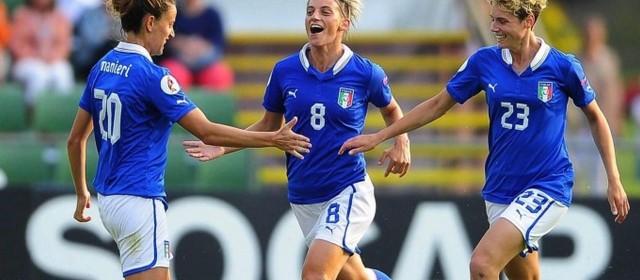 La Nazionale di calcio femminile impone la “regola del tre” contro la Romania