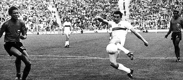 Auguri Gigi Riva, insuperabile “Rombo di Tuono”…